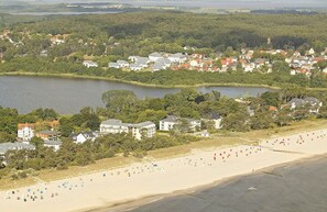 Eine Küstenstadt mit Strand, Häusern und einem See.