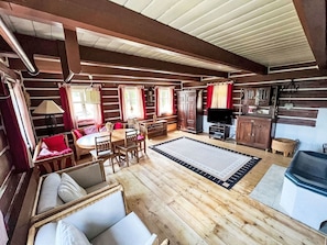 L'intérieur d'une cabine comprenant un coin repas, un canapé et une cuisine.