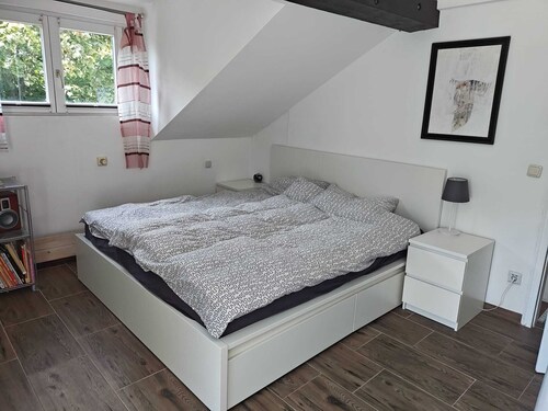2 quiet rooms, ground floor and first floor, in the HEART OF STARNBERG, with a double bed, guest bathroom, and garden