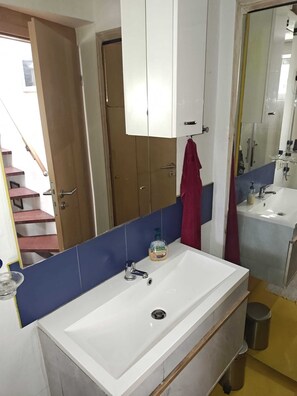 Douche, sèche-cheveux, serviettes fournies, savon