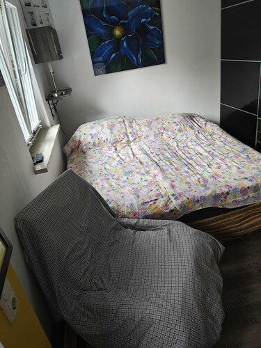 2 quiet rooms, ground floor and first floor, in the HEART OF STARNBERG, with a double bed, guest bathroom, and garden
