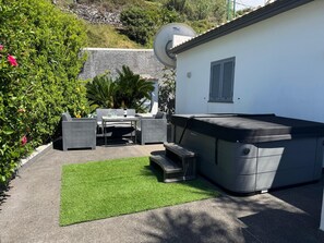 Outdoor dining - Vrbo Property (Fajã da Ovelha)
