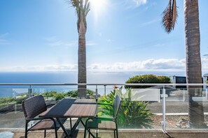 Outdoor dining - Vrbo Property (Fajã da Ovelha)