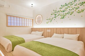 Ein Hotelzimmer mit zwei Betten, einem Shoji-Bildschirm, einem an der Wand befestigten Shoji-Bildschirm und einer Wanddekoration aus grünen Blättern.