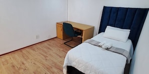 Room - Room-spacious House Rental With Private (Cape Town)