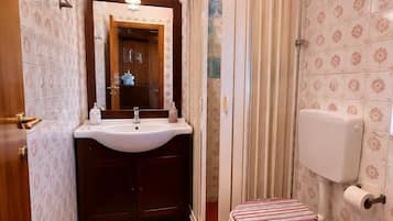 Een douche, een haardroger, een bidet, handdoeken