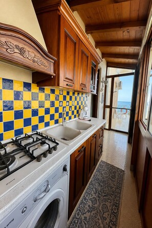 Private kitchen - Sea Pearl – Beach House with a Panoramic Terrace (Casteldaccia)
