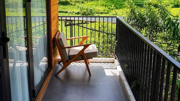 Habitación familiar, balcón, vistas a la montaña | Jardines del alojamiento