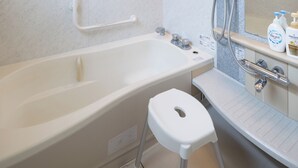 Ein modernes Badezimmer mit Badewanne, Dusche, Toilette und Waschbecken.