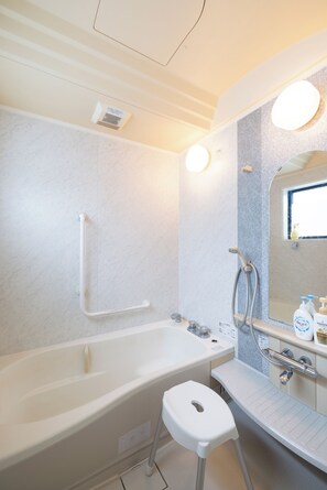 Casa | Baño | Tina con regadera, amenidades de baño gratuitas, secadora de cabello