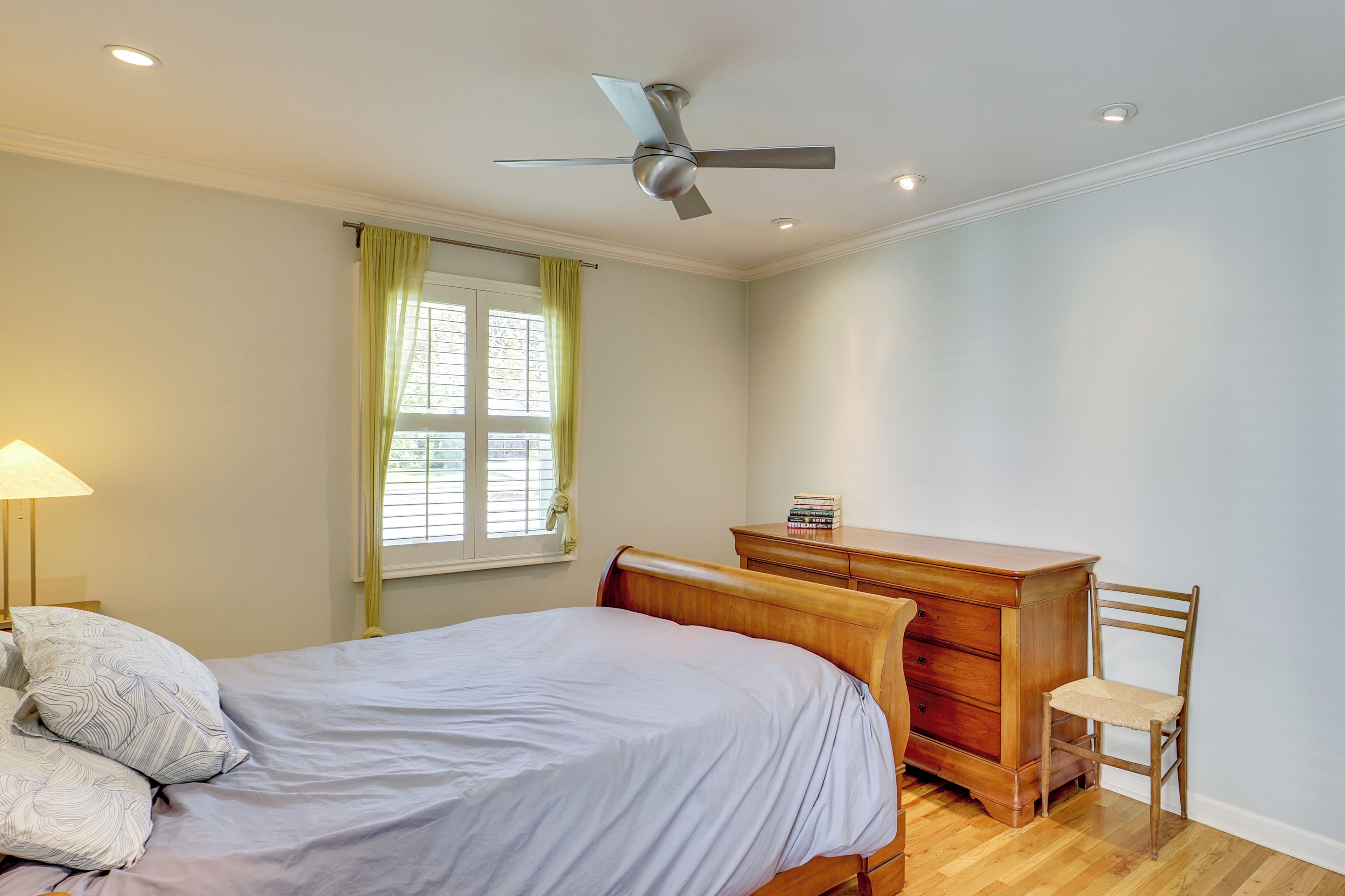 2 bedrooms, desk, iron/ironing board, Internet