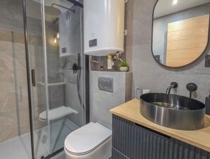 Unclassified image, 4 of 10, button - 3Vallées 2wks max Dec19 -Jan3 Boutique & brand new flat, nearly ski-in & ski-out (Menuire)