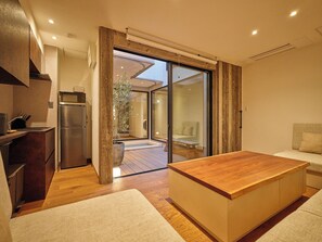 Eine moderne Küche mit Einbaukühlschrank, Holzboden und einem großen Fenster.