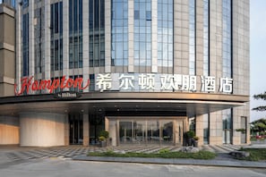 A modern hotel building with a prominent Hilton sign. - Hampton by Hilton Fuzhou Software Park (Fuzhou)