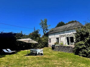 Outdoor dining - Vrbo Property (Pont-l'Évêque)