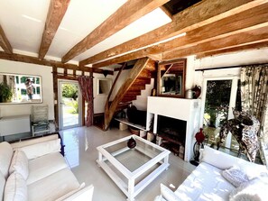 Living area - Vrbo Property (Pont-l'Évêque)
