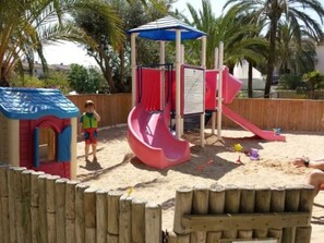 Ein Spielbereich für Kinder mit Rutsche und Klettergerüsten.