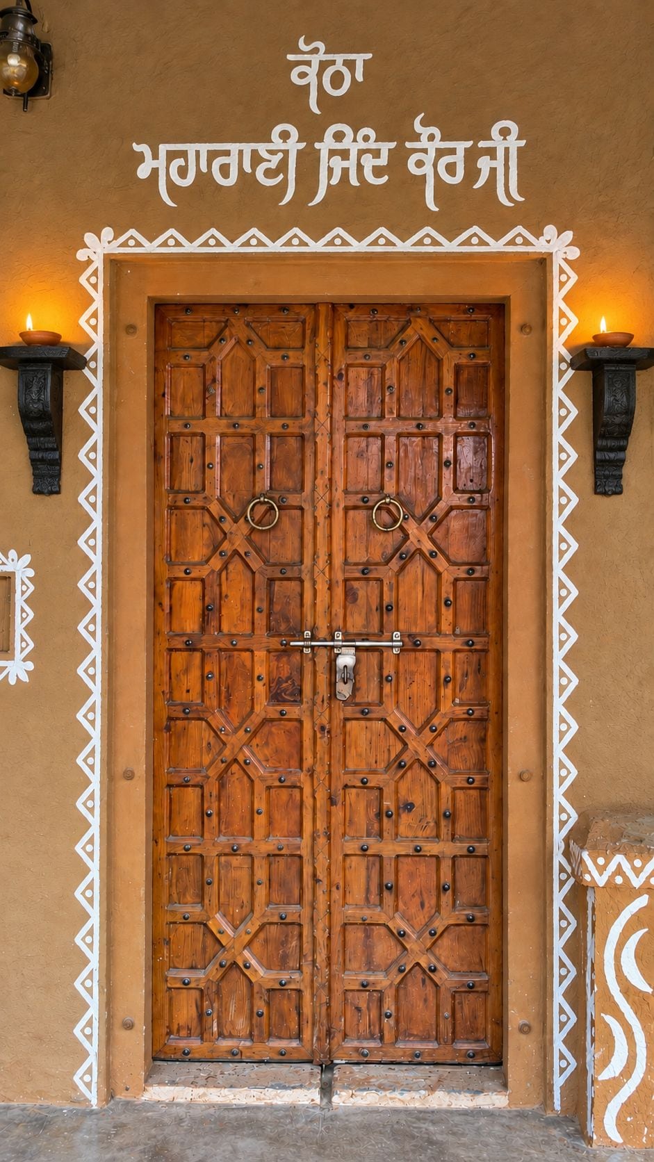 Una porta in legno con un chiavistello metallico e un lucchetto, affiancata da luci a parete e decorazioni murali.
