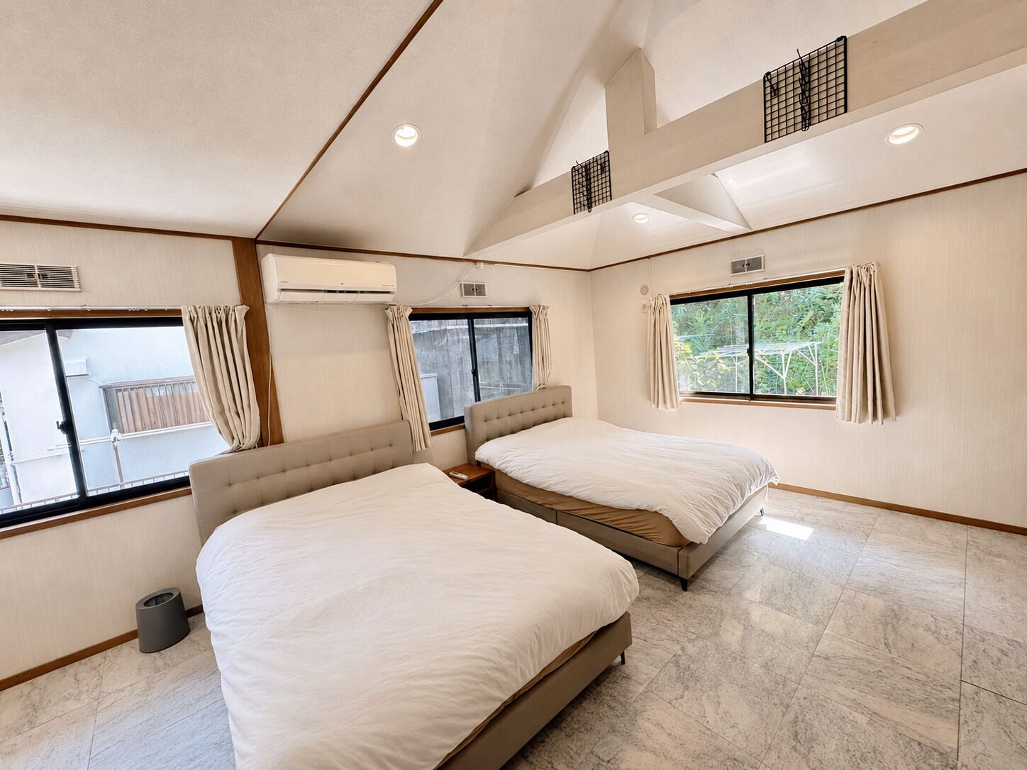 4 bedrooms, desk, iron/ironing board, WiFi (free)