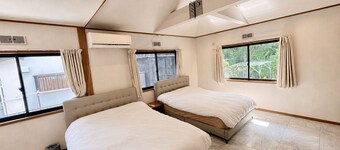 Atami, Ajiro | Entire House Rental for Up to 15 Guests | 4 Bedrooms, 2 Bathrooms, 2 Toilets | BBQ in the Garden | Free Parking for 4 Cars | 15-minute walk to the ocean | Perfect for family and group trips