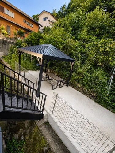 Atami, Ajiro | Entire House Rental for Up to 15 Guests | 4 Bedrooms, 2 Bathrooms, 2 Toilets | BBQ in the Garden | Free Parking for 4 Cars | 15-minute walk to the ocean | Perfect for family and group trips