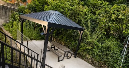 Atami, Ajiro | Entire House Rental for Up to 15 Guests | 4 Bedrooms, 2 Bathrooms, 2 Toilets | BBQ in the Garden | Free Parking for 4 Cars | 15-minute walk to the ocean | Perfect for family and group trips