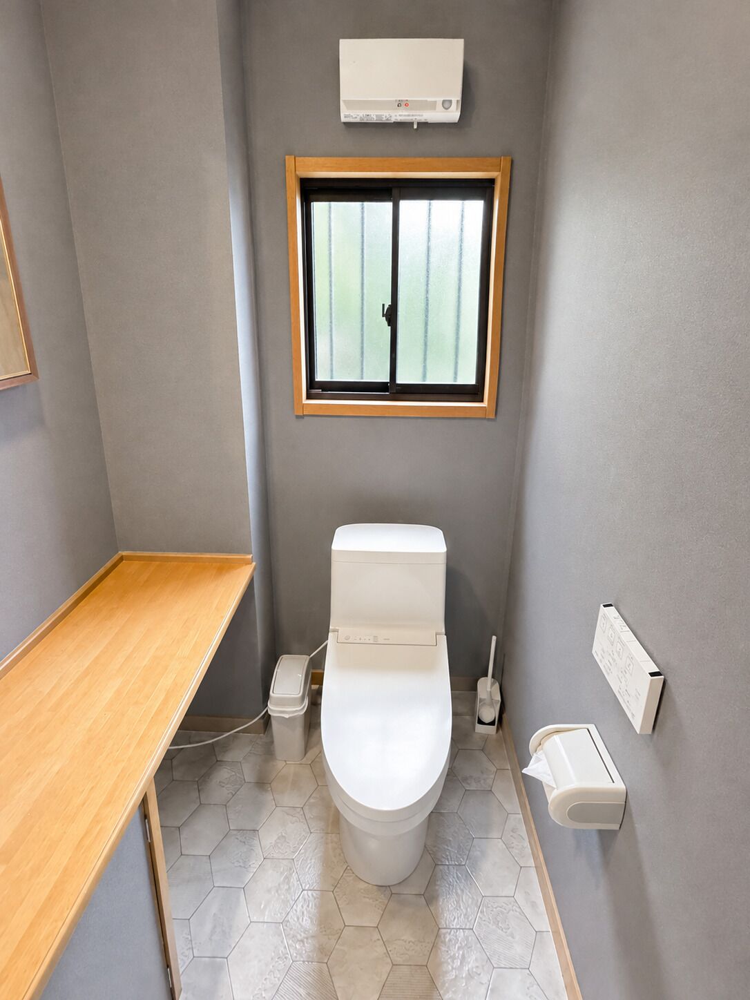 Regadera, tina de hidromasaje, secadora de cabello, bidet 