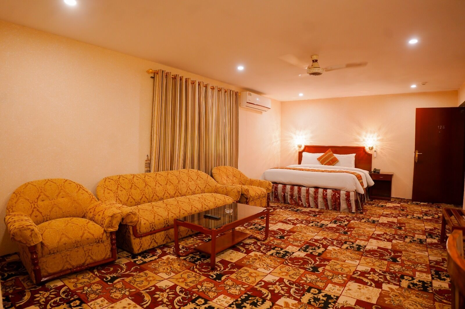 Executive Room | In-room safe, desk, laptop workspace, blackout drapes
