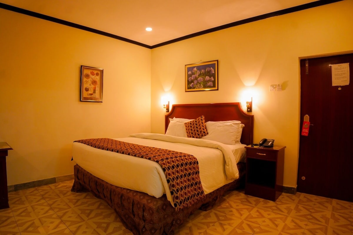 Executive Room | In-room safe, desk, laptop workspace, blackout curtains