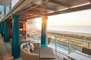 Outdoor dining - 1bd oceanfront | Hilton Ocean Enclave Myrtle (Myrtle Beach)