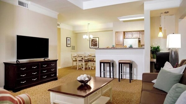 Living area - Stylish 1BR Condo w/ Pool, Gym & WiFi (Kissimmee)