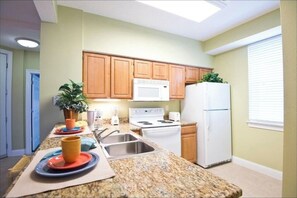 Private kitchen - Stylish 1BR Condo w/ Pool, Gym & WiFi (Kissimmee)