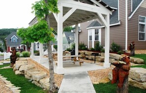 Outdoor dining - Premier 2-Bedroom | Sleeps 6 | Lake Views (Branson)