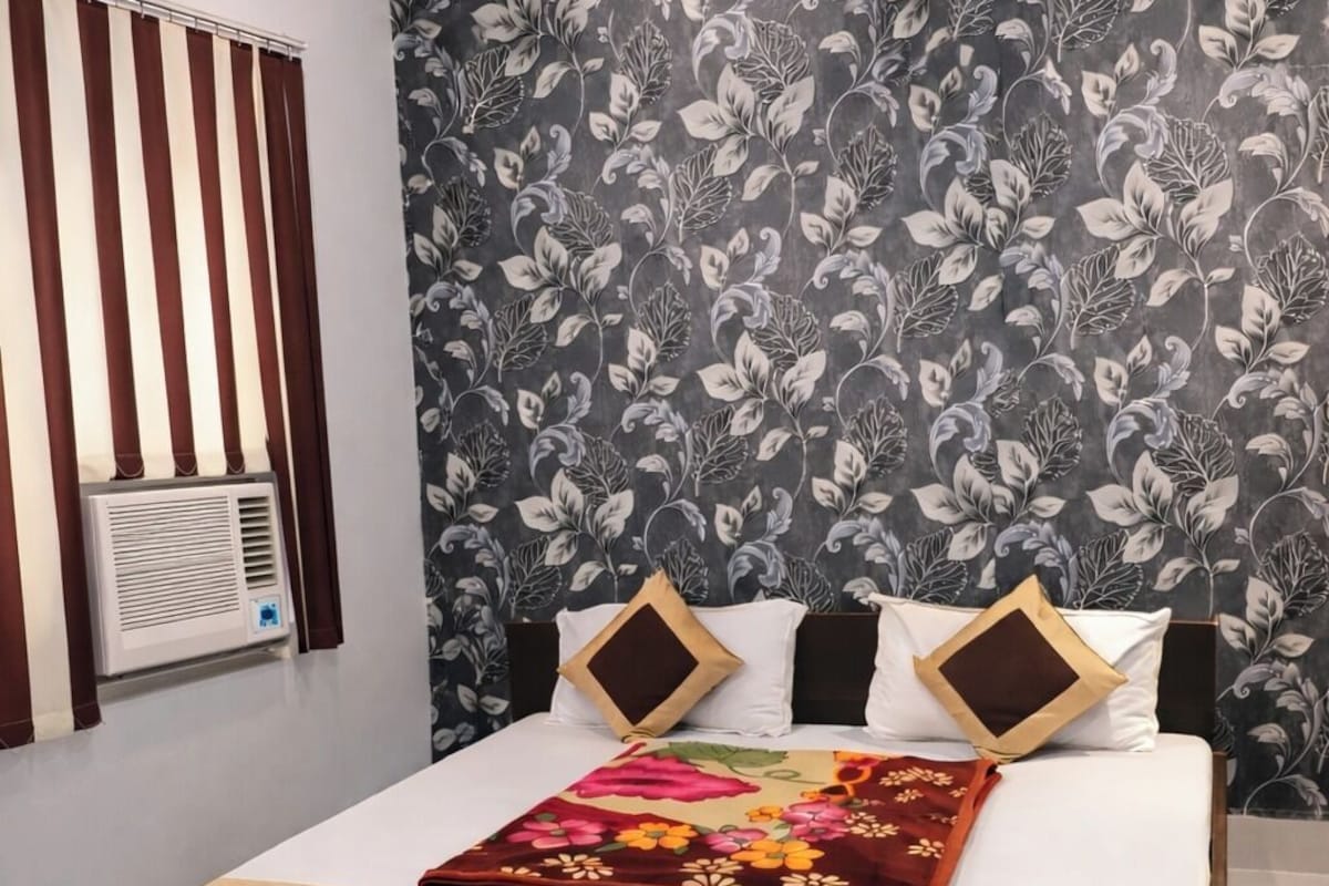 Deluxe Double Room, City View | Laptop workspace, WiFi (free), bed sheets