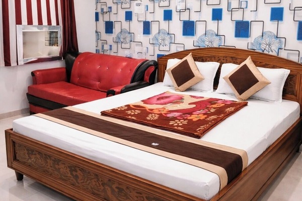 Standard Double Room, City View | Laptop workspace, WiFi (free), bed sheets
