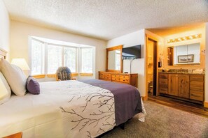 Room - 2BR Spacious Condo w/ Full Kitchen (Island Park)