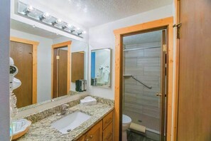 Bathroom - 2BR Spacious Condo w/ Full Kitchen (Island Park)