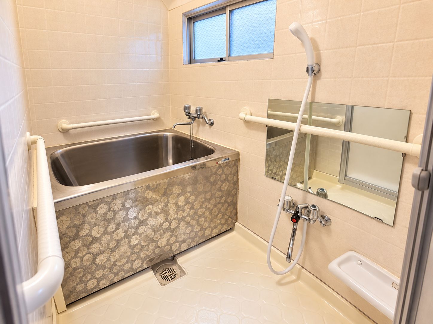 Ein Badezimmer mit Badewanne, Dusche, Toilette und einem Fenster.