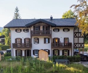 A multi-story building with balconies, a central entrance, and a surrounding garden. - Watzmann Vacation Rental, 74 square meters (Schönau am Königssee)
