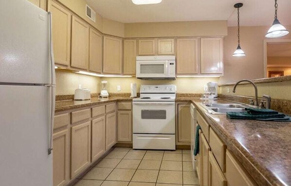 Private kitchen - Spacious 3-Bedroom Oceanfront Condo (Branson)