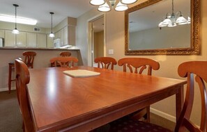 Dining - Spacious 3-Bedroom Oceanfront Condo (Branson)