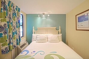 Un dormitorio con una cama, una ventana con cortinas, un cuadro en la pared y una lámpara en el techo.