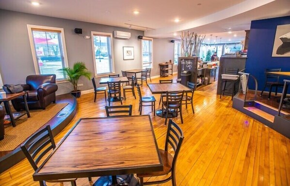 Dining - Main Street Gem – Walk to Shops & Beach (Kennebunk)