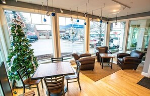 Dining - Main Street Gem – Walk to Shops & Beach (Kennebunk)