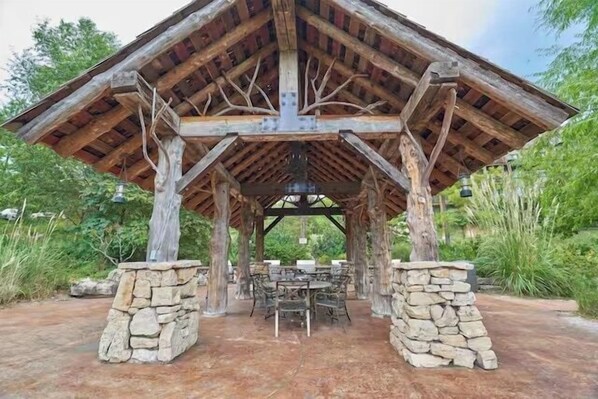 Outdoor dining - Spacious 2-Bedroom Cabin | Sleeps 6 | Fireplace (Oliver Township)