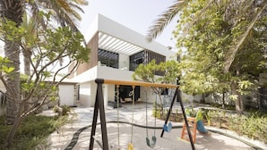 Um edifício moderno com um balanço em primeiro plano.