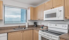 Private kitchen - Relaxing 2BR w/ Pool & Garden Views (Jensen Beach)