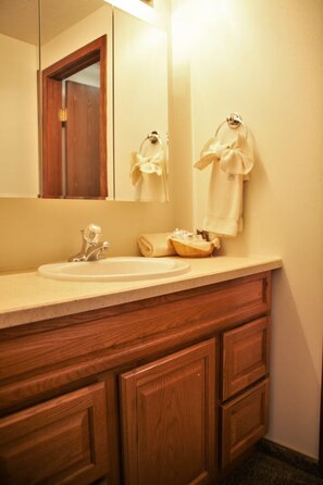 Bathroom - 2BR Spacious Condo w/ Full Kitchen (Island Park)