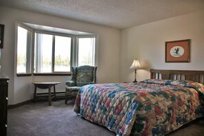 Room - 2BR Spacious Condo w/ Full Kitchen (Island Park)