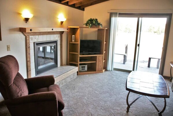 Living area - 2BR Spacious Condo w/ Full Kitchen (Island Park)